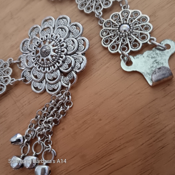 🌸 Metallic Silvertone Floral Belt - Picture 3 of 6